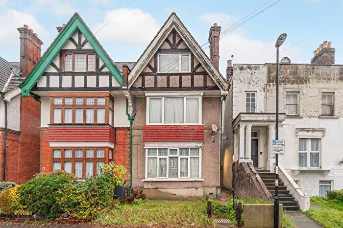 2 Bedroom Flat For Sale In Albert Road, South Norwood, London, SE25