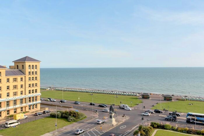 3 Bedroom Apartment To Rent In Grand Avenue Hove, BN3