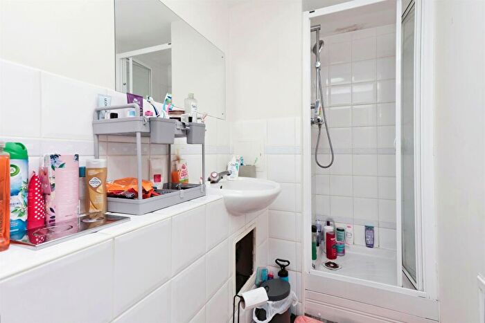 2 Bedroom Flat For Sale In Commonwealth Drive, Crawley, RH10