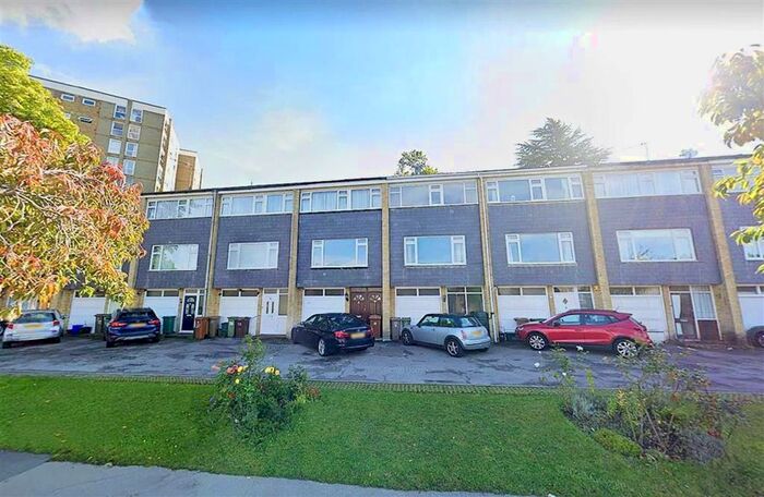 4 Bedroom Town House To Rent In Effingham Close, Sutton, SM2