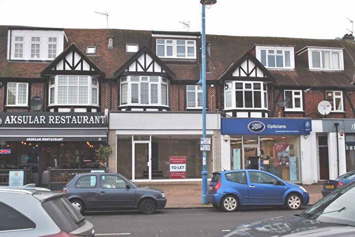 2 Bedroom Flat To Rent In Darkes Lane, Potters Bar, EN6