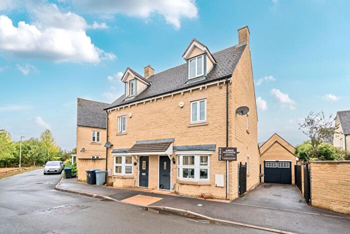 3 Bedroom Semi-Detached House For Sale In Saffron Crescent, Carterton, Oxfordshire, OX18