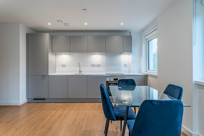 2 Bedroom Flat To Rent In Well Farm Road Whyteleafe, CR3