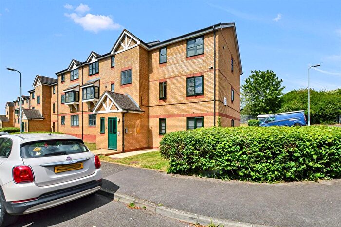 2 Bedroom Flat For Sale In Lovegrove Drive, Slough, SL2