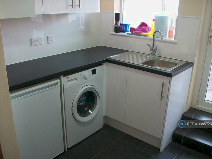 2 Bedroom Flat To Rent In Milton Road, Portsmouth, PO4