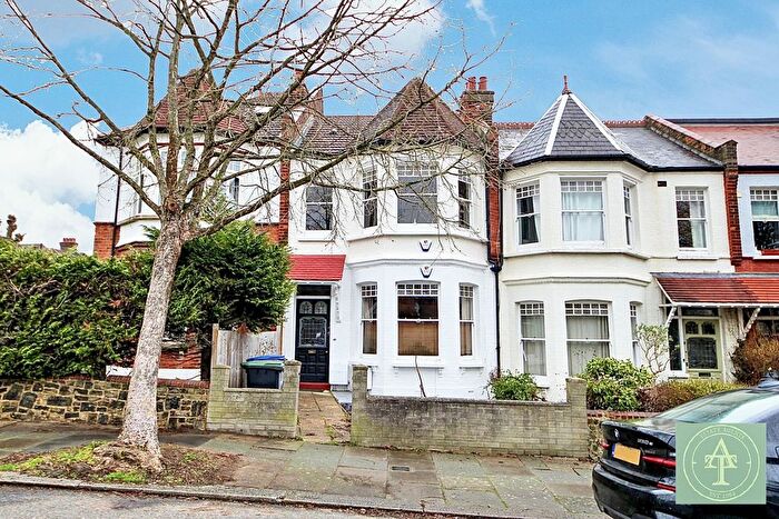 2 Bedroom Flat For Sale In Harlech Road, Southgate, N14