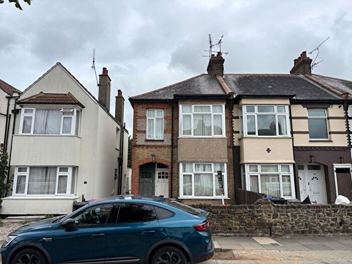 2 Bedroom Flat For Sale In And Seaforth Avenue, Southend-on-sea, Essex, SS2