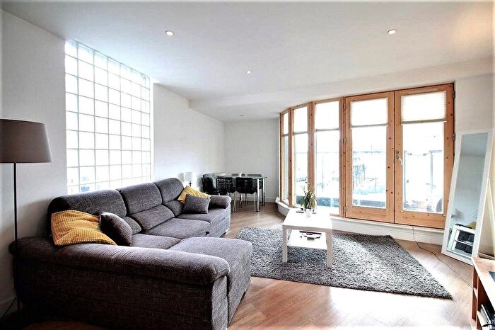 2 Bedroom Flat To Rent In Green Lanes, Palmers Green, London, N13