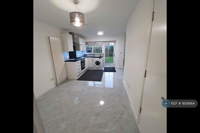 Studio To Rent In Haynes Close, Slough, SL3