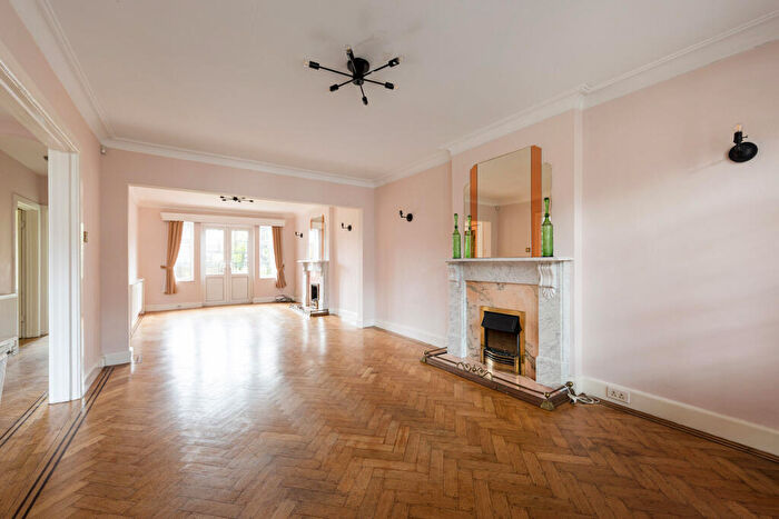 4 Bedroom Detached House For Sale In Cavendish Drive, Edgware, HA8