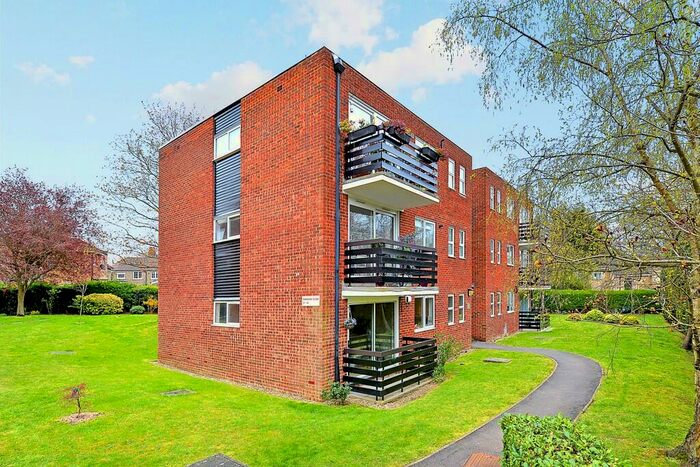 2 Bedroom Apartment To Rent In Parkmore Close, Woodford Green, IG8