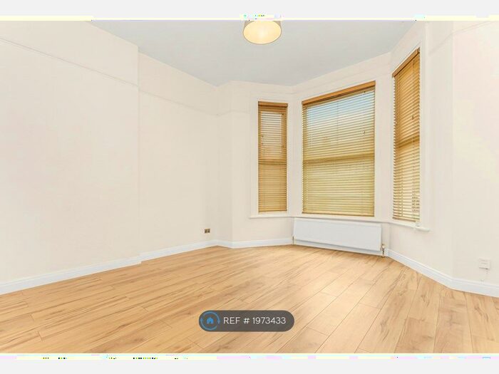 2 Bedroom Flat To Rent In Bensham Manor Road, Thornton Heath, CR7