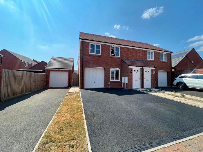 3 Bedroom House To Rent In Buller Close, Kettering, Northamptonshire, ., NN15