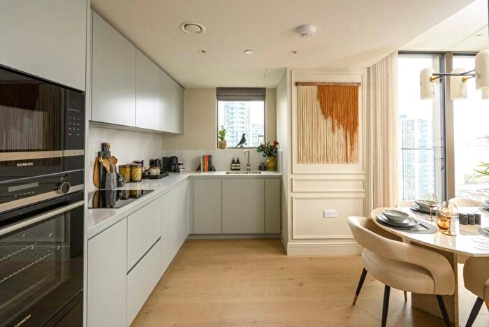 2 Bedroom Flat For Sale In South Quay Plaza, Canary Wharf, E14