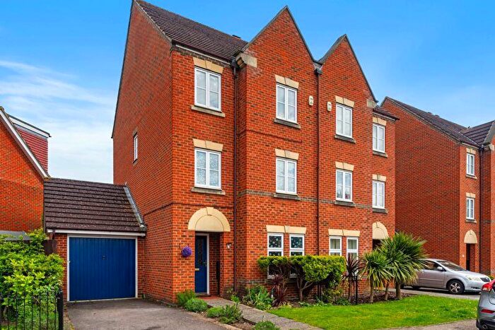4 Bedroom Semi-Detached House To Rent In Kenny Drive, Carshalton, SM5