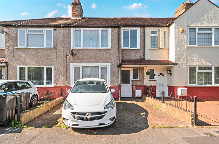 3 Bedroom Terraced House For Sale In De'arn Gardens, Mitcham, CR4