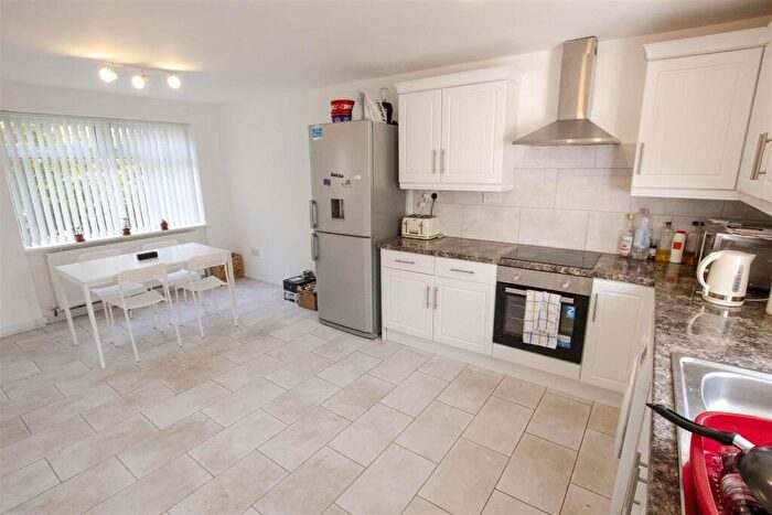 4 Bedroom House To Rent In Leahurst Crescent, Birmingham, West Midlands, B17