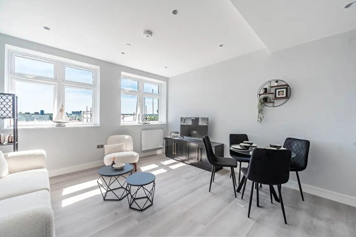 1 Bedroom Flat For Sale In London Road, North Cheam, SM3