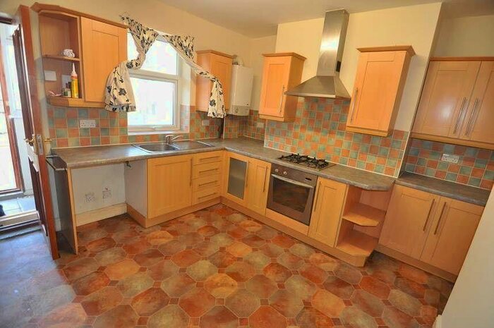 2 Bedroom Town House To Rent In Moorside Road, Bradford, BD2