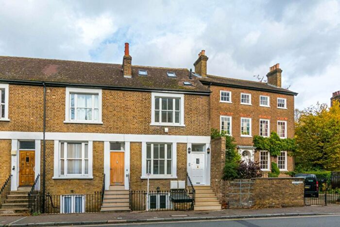 3 Bedroom Flat To Rent In Mortlake High Street, Mortlake, London, SW14