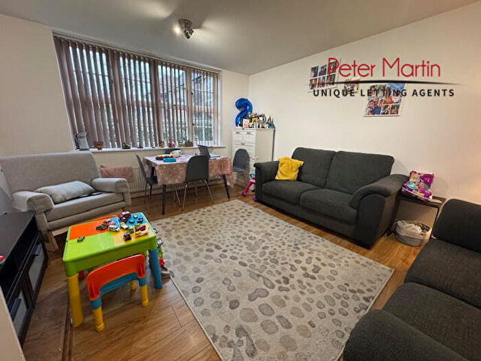 2 Bedroom Flat To Rent In Heathview Court, Corringham Way, Golders Green, NW11