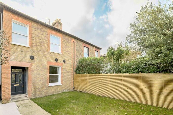 2 Bedroom Flat To Rent In Heath Road, Twickenham, TW2