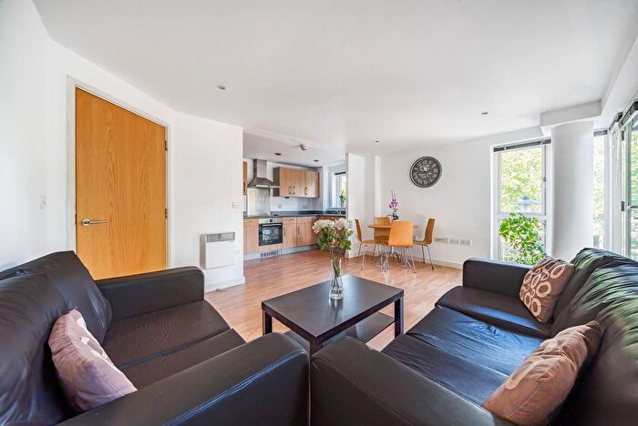 2 Bedroom Flat To Rent In Eastside Mews, Mile End, London, E3