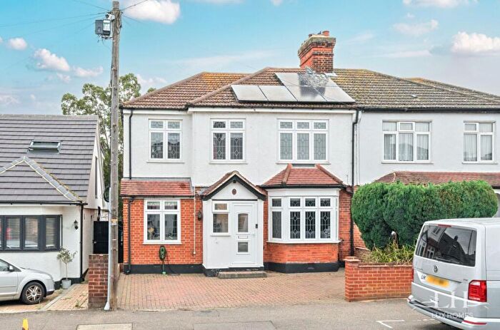 4 Bedroom Semi-Detached House For Sale In Argyle Gardens, Upminster, RM14