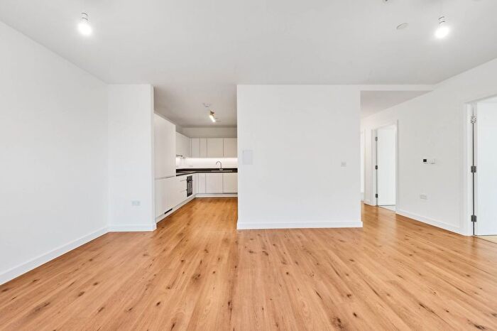 3 Bedroom Flat To Rent In New Road, Dagenham, RM9