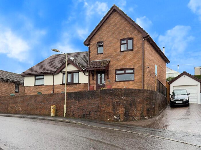 3 Bedroom Semi-Detached House For Sale In Coed-Y-Canddo Road, New Inn, Pontypool, NP4