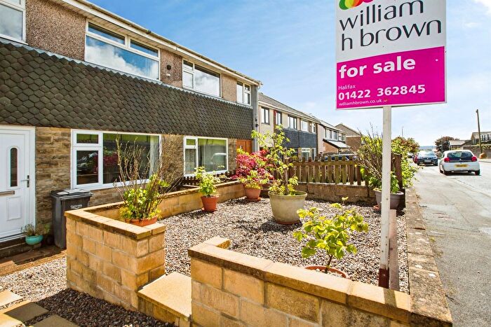 3 Bedroom Semi-Detached House For Sale In Vicar Park Road, Halifax, HX2
