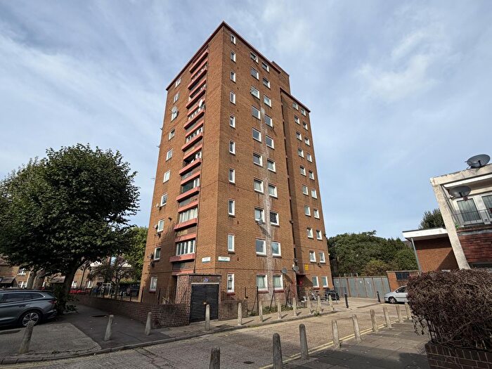 3 Bedroom Flat For Sale In Flat Soane House, Roland Way, Walworth, London, SE17