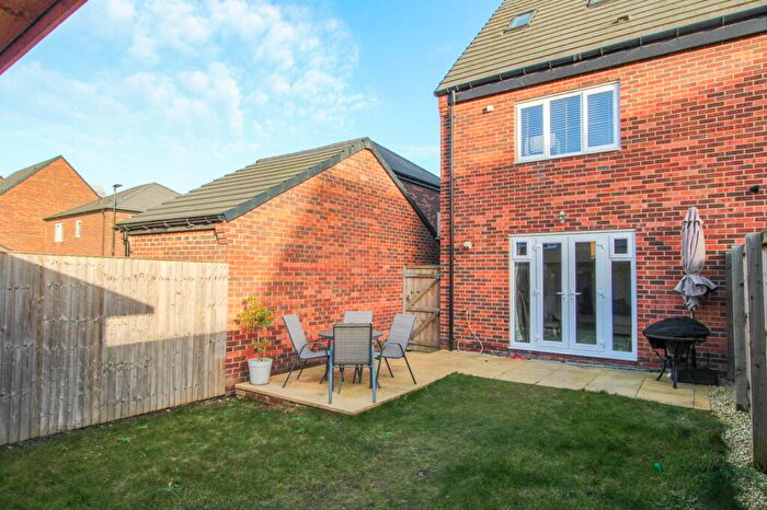 3 Bedroom Town House For Sale In Winder Close, New Rossington, Doncaster, DN11