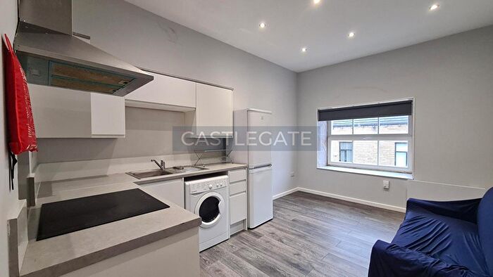 1 Bedroom Flat To Rent In Bath Street, Huddersfield, West Yorkshire, HD1