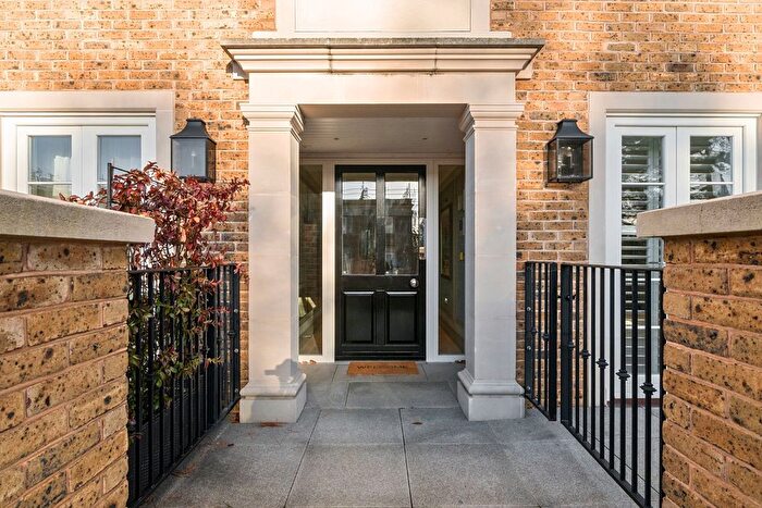 3 Bedroom Flat For Sale In Willoughby Lane, Bromley, BR1