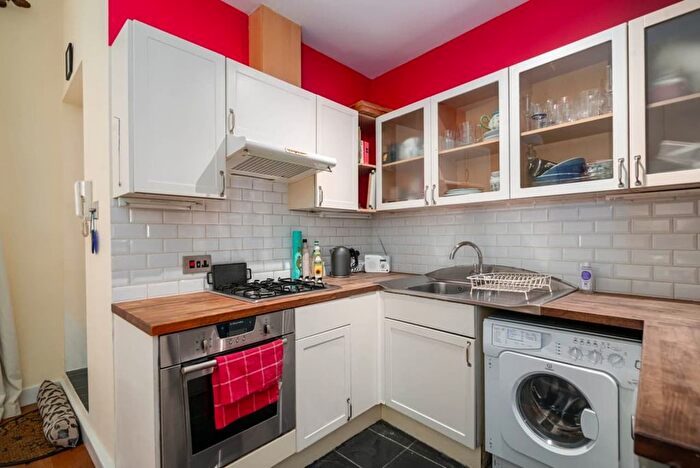 2 Bedroom Flat To Rent In B John Ruskin Street, London Pq, Uk, London, SE5