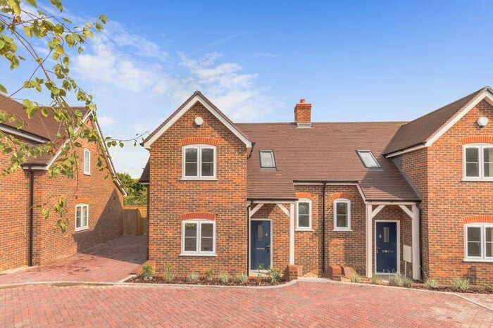 3 Bedroom Semi-Detached House For Sale In Forge Close, Brighton, BN45