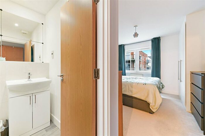 2 Bedroom Flat For Sale In Canalside, Watercolour, Redhill, RH1