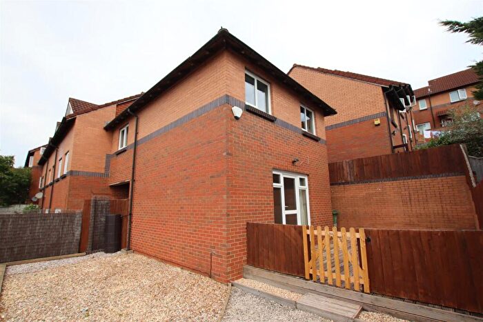 3 Bedroom Link Detached House For Sale In Farm Hill, Exeter, EX4
