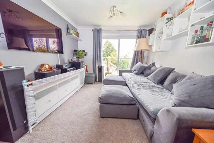 2 Bedroom Flat For Sale In Hambledon Road, Waterlooville, PO7