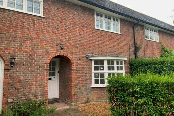 1 Bedroom Flat To Rent In Midholm Close, Hill Top, Golders Green, NW11