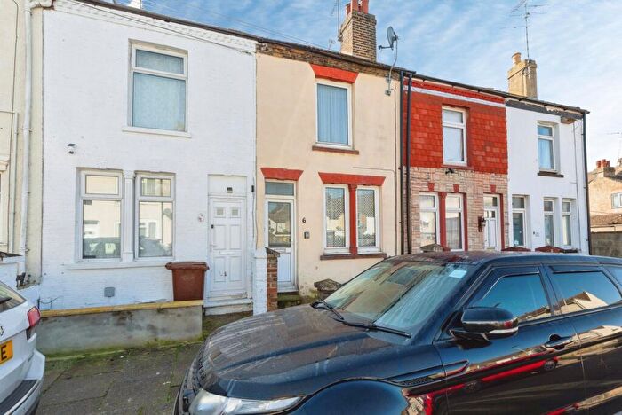 4 Bedroom Terraced House For Sale In Devonshire Road, Gillingham, Kent, ME7