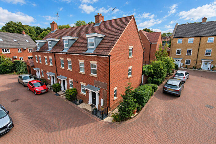3 Bedroom End Of Terrace House For Sale In Harrier Close, Hemel Hempstead, HP3
