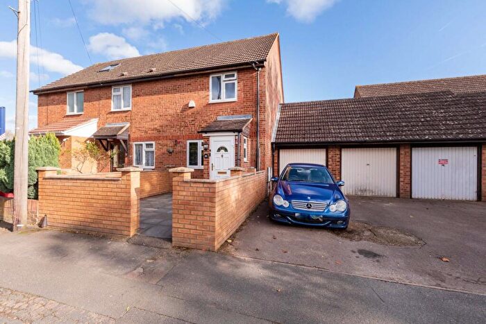 2 Bedroom End Of Terrace House For Sale In Meadow Road, Langley, SL3