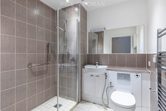 2 Bedroom Flat For Sale In Meadows House, Walton On Thames, KT12
