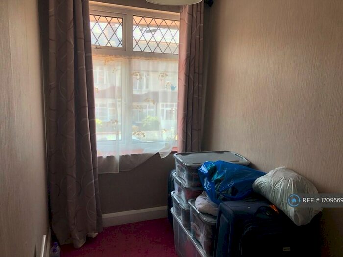 3 Bedroom End Of Terrace House To Rent In Chipstead Avenue, Thornton Heath, CR7