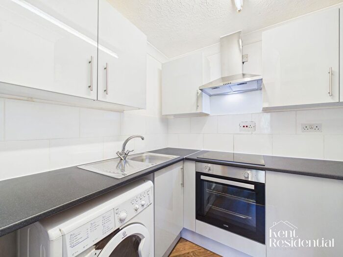 1 Bedroom Flat To Rent In Buckland Hill, Lesley Place, ME16