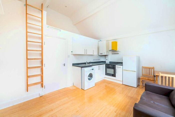 1 Bedroom Flat To Rent In Riggindale Road, Streatham, London, SW16