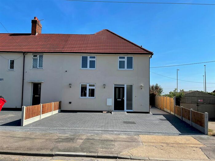 3 Bedroom Semi-Detached House To Rent In Giffords Cross Road, Corringham, Stanford-Le-Hope, SS17