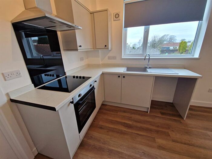 3 Bedroom Flat To Rent In Pentregethin Road, Ravenhill, Swansea, SA5